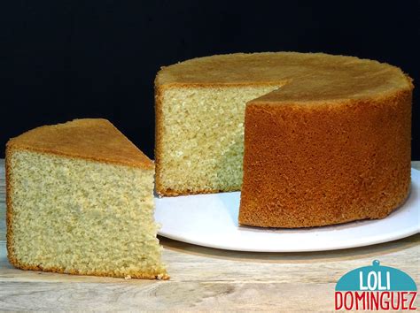Imagen de bizcocho perfectamente horneado, alto y esponjoso, con una porción cortada