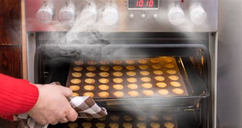 Esquema de un horno con la bandeja de bizcocho dentro, indicando flujos de calor