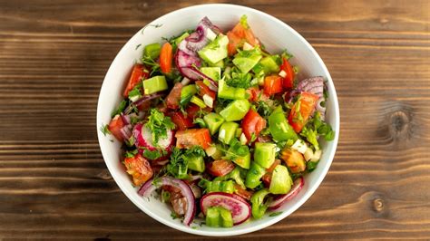 Imagen de una mesa variada con ensaladas frescas y coloridas, representando la diversidad del verano.