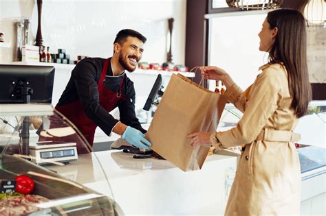 Foto de tienda de chocolates local con clientes interactuando