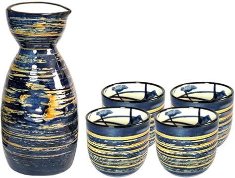 Botella de sake con vasos tradicionales japoneses