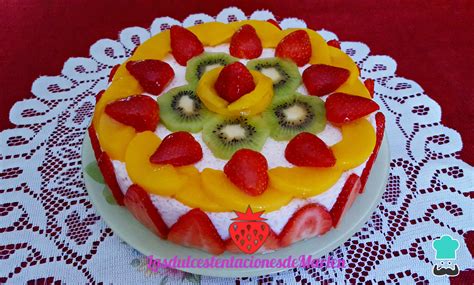 Torta de yogur fresca sin horno decorada con frutas