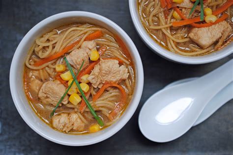 Sopa de pollo con fideos chinos y verduras
