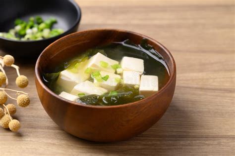 Cuenco de sopa miso con tofu, alga wakame y cebolleta