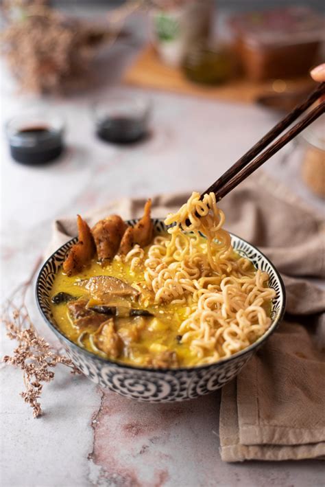 Sopa de curry rojo con noodles y leche de coco