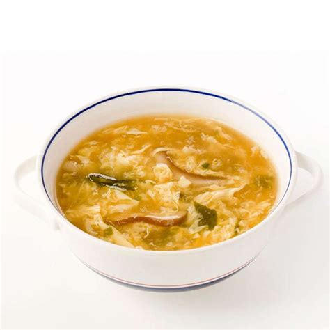 Sopa de huevo china con patrón de huevo y ajos tiernos