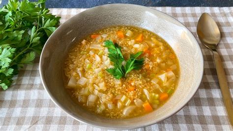Sopa de verduras oriental con albóndigas de quinoa y huevo