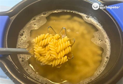 Infografía mostrando los diferentes usos del agua de cocción de la pasta