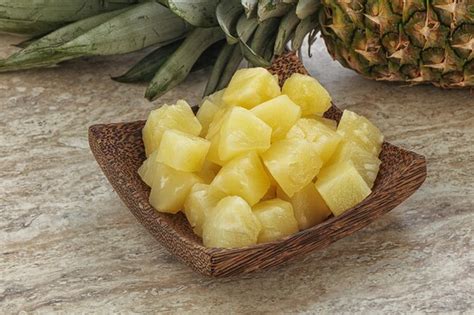 Piña en cubos y rodajas sobre una bandeja lista para pre-congelación