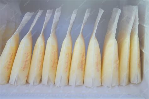 Bolsas de piña congelada apiladas en un congelador