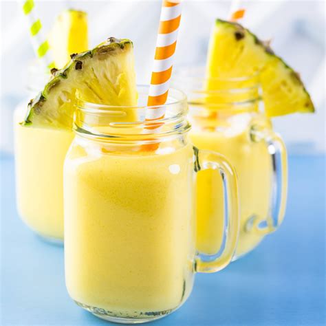 Un batido de piña tropical en un vaso decorado