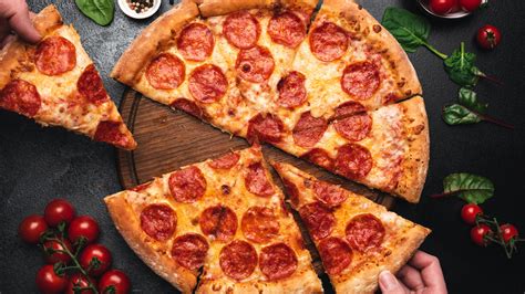 Foto de una pizza variada de Pizzería del Sol