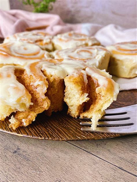 Foto de cinnamon rolls con glaseado de queso crema