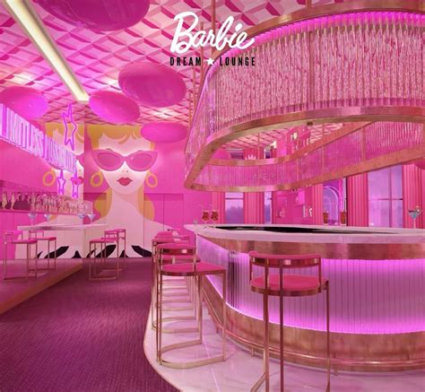 Foto de varios sets de cocina y restaurante de Barbie en una exhibición