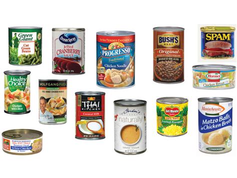 Variedad de latas de comida apiladas y organizadas en un estante de despensa