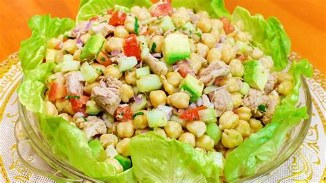 Fotografía de una ensalada fresca preparada con garbanzos y atún de lata