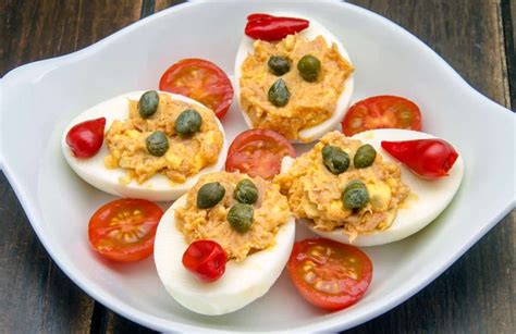Fotografía de huevos rellenos de atún y mayonesa, decorados con aceitunas