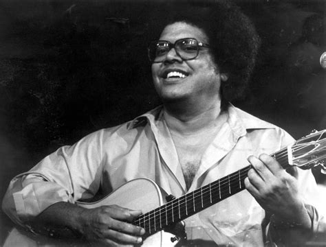 Retrato fotográfico de Pablo Milanés durante una presentación en vivo