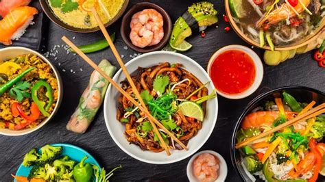 Variedad de platos de cocina asiática