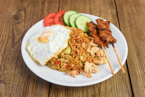Platos típicos indonesios como Nasi Goreng y Satay