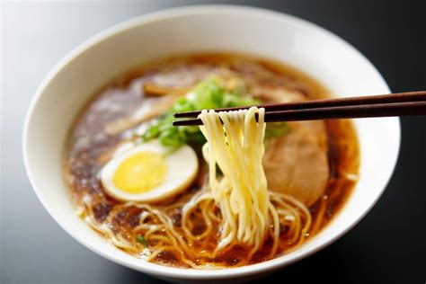 Sopas chinas tradicionales con fideos y carne