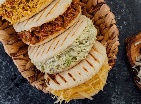 Plato de arepas venezolanas rellenas