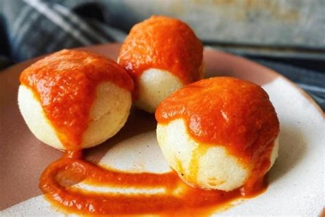 Plato de bollos pelones venezolanos con salsa