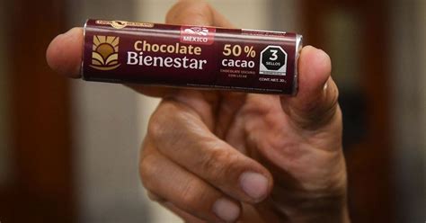 Fotografía de la presentación de la línea de Chocolate Bienestar, mostrando sus versiones de mesa, en barra y en polvo.