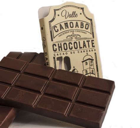 Primer plano del chocolate en barra, destacando su 50% de contenido de cacao.