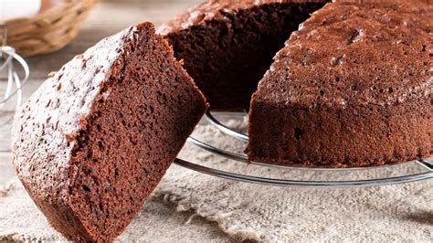 Bizcochuelo de chocolate recién horneado y listo para desmoldar