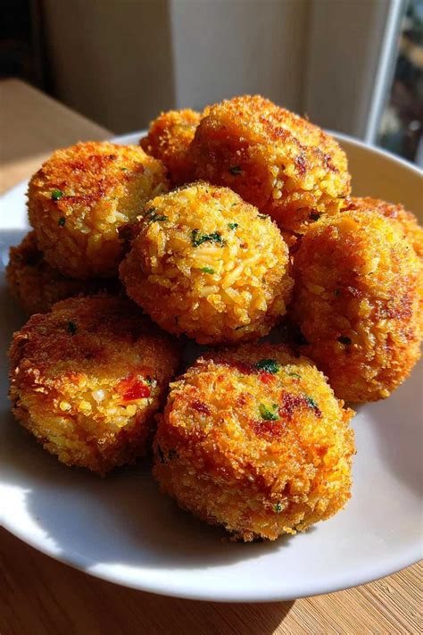 Detalle de los ingredientes frescos para croquetas de arroz veganas, incluyendo harina de yuca y verduras.