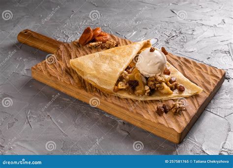 crepes rellenas con variedad de frutas y frutos secos