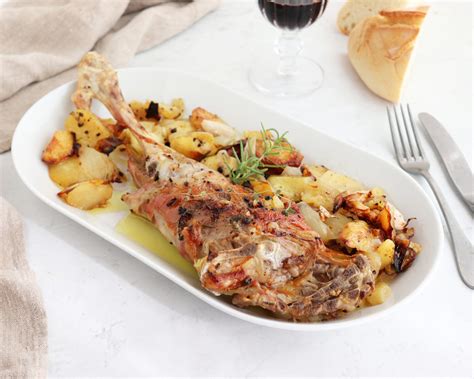 Cabrito a la parrilla con romero listo para servir