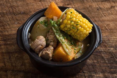 Cazuela de cabrito servida en un tazón