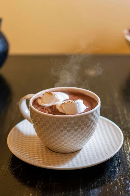 Taza de chocolate caliente premium con espuma espesa