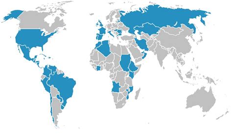 Mapa mundial destacando la presencia global de empresas en la industria de alimentos frescos, con puntos indicando operaciones en más de 85 países.