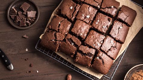 Ingredientes dispuestos para hacer brownie de harina de coco