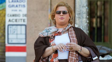 Fotografía de Brays Efe caracterizado como Paquita Salas, con su icónico peinado y gafas