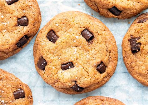Galleta de chocolate sin gluten cocinada en una taza con chispas de chocolate derretidas y una cuchara.