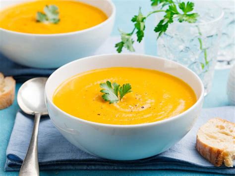 Un plato de puré de calabaza casero decorado con hierbas aromáticas