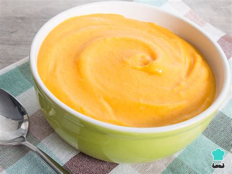 Ingredientes frescos para puré de calabaza: calabaza, puerro, zanahoria, patata y aceite de oliva