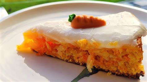 Fotografía detallada de un Aargauer Rüeblitorte suizo, destacando su glaseado y nueces