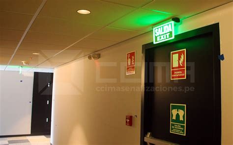 Esquema técnico que muestra la ubicación de las salidas de aire y el sistema de extracción de cenizas de la parrilla.