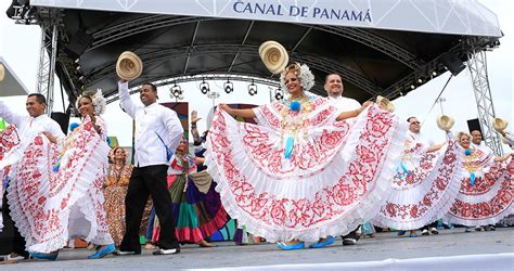 Imagen de conjuntos folklóricos bailando en el escenario de la Fiesta del Kuchen