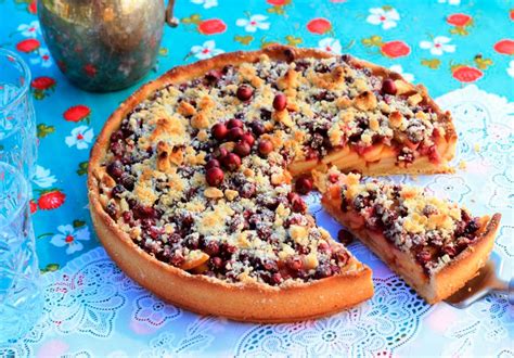 Foto del kuchen ganador de murta crema golden berry en un pedestal