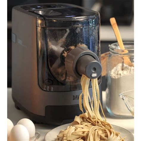 vista de un Pasta Maker eléctrico moderno con varios moldes intercambiables