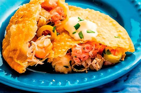 Variedad de empanadas chilenas, incluyendo de pino, queso y mariscos