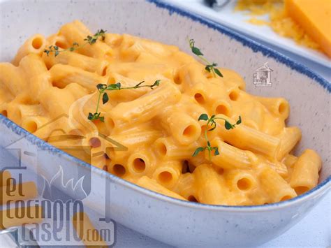 Plato de macarrones con queso recién preparados, mostrando la salsa cremosa