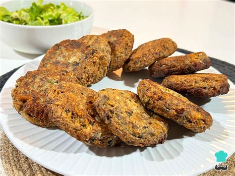 Plato de fritos de jurel dorados y crujientes acompañados de guarniciones