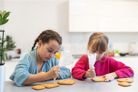 Niños decorando galletas en la cocina